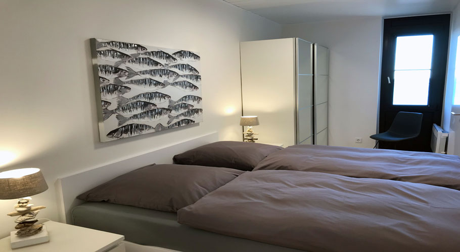 ferienwohnung-fehmarn-suedstrand-mieten-kaufen-schlafzimmer-grossesbett-bild