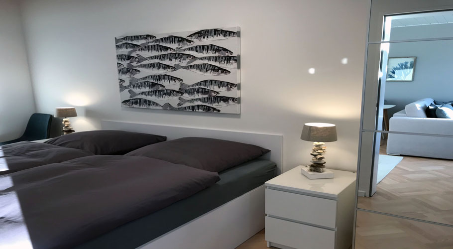 ferienwohnung-fehmarn-suedstrand-mieten-kaufen-schlafzimmer-nachtischlampe