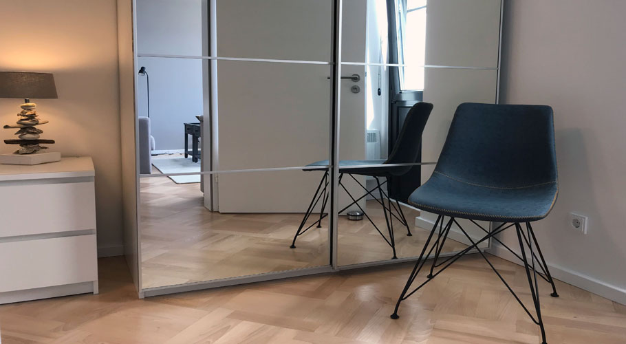 ferienwohnung-fehmarn-suedstrand-mieten-kaufen-schlafzimmer-stuhl-spiegel