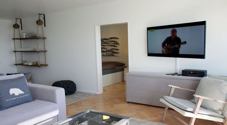 ferienwohnung-fehmarn-suedstrand-mieten-kaufen-sitzecke-flachbildschirm
