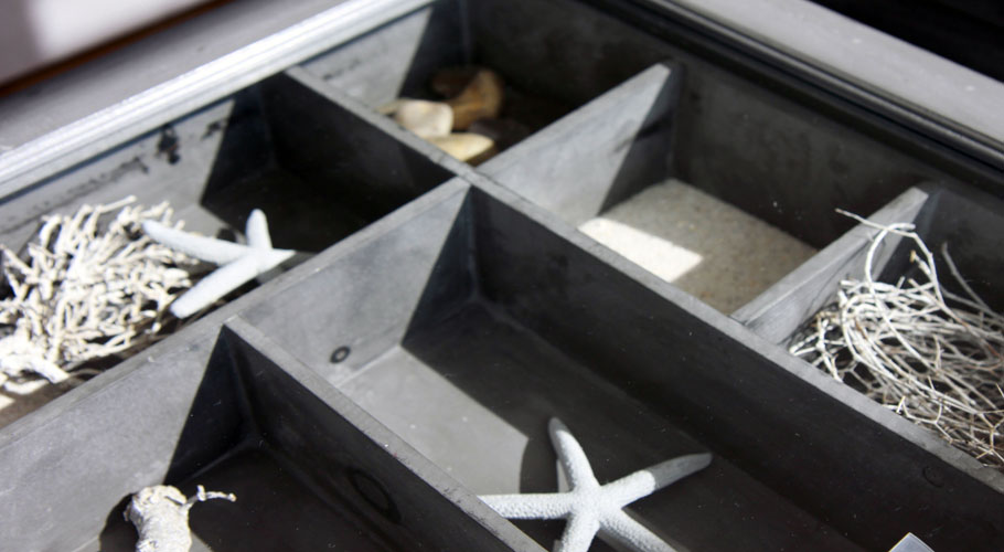 ferienwohnung-fehmarn-suedstrand-mieten-kaufen-sitzecke-tischdekoration