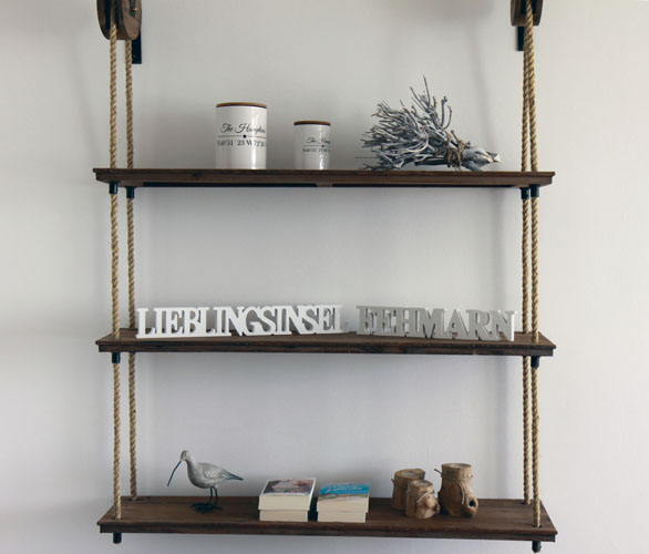 ferienwohnung-fehmarn-suedstrand-mieten-kaufen-wohnzimmer-regal-dekorationsartikel